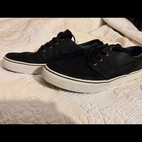 Womens NIkes - Picture 2 of 2